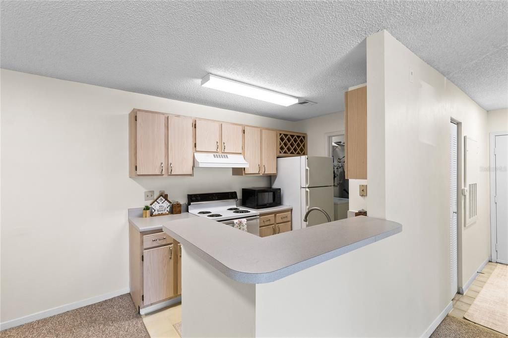 Active With Contract: $124,900 (1 beds, 1 baths, 701 Square Feet)