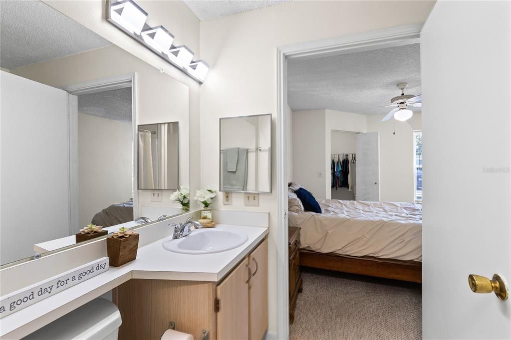 Active With Contract: $124,900 (1 beds, 1 baths, 701 Square Feet)