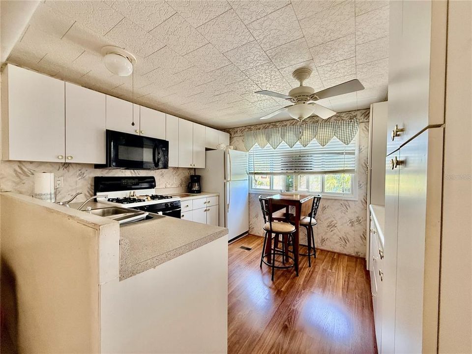 Active With Contract: $99,000 (2 beds, 1 baths, 852 Square Feet)