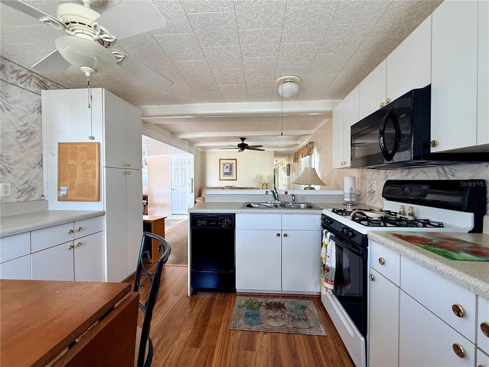 Active With Contract: $99,000 (2 beds, 1 baths, 852 Square Feet)