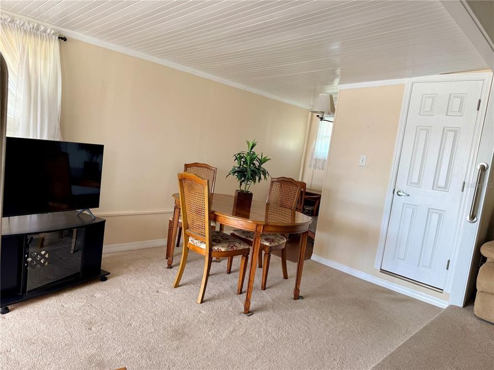 Active With Contract: $99,000 (2 beds, 1 baths, 852 Square Feet)