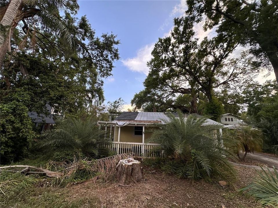 Active With Contract: $142,000 (2 beds, 1 baths, 837 Square Feet)