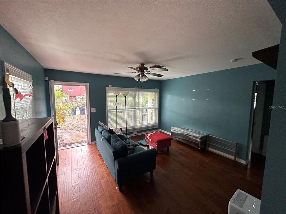 Active With Contract: $142,000 (2 beds, 1 baths, 837 Square Feet)