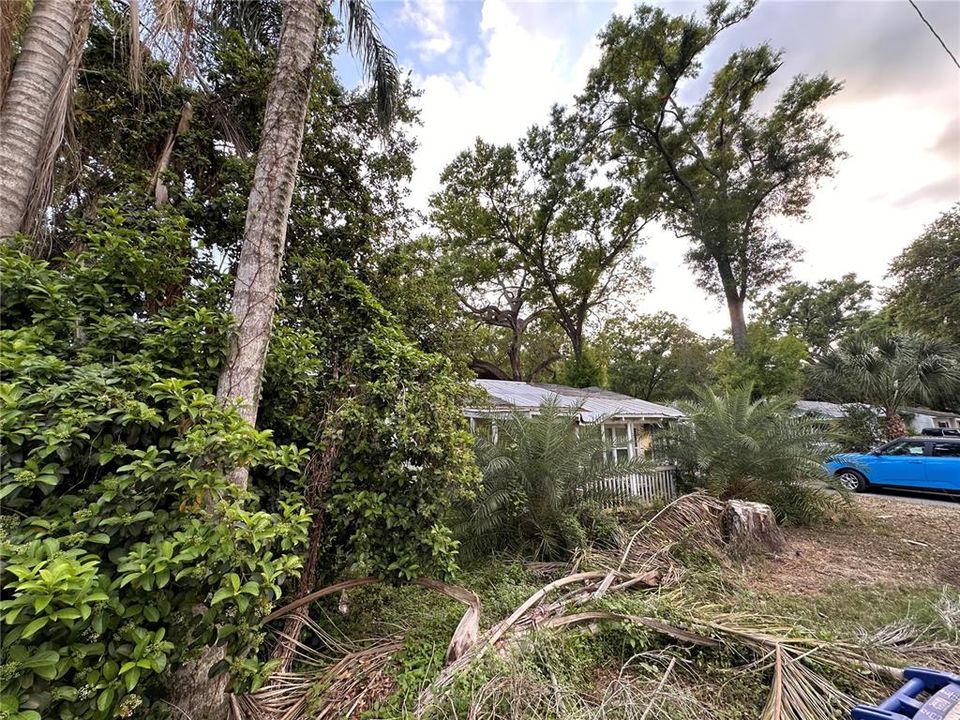 Active With Contract: $142,000 (2 beds, 1 baths, 837 Square Feet)
