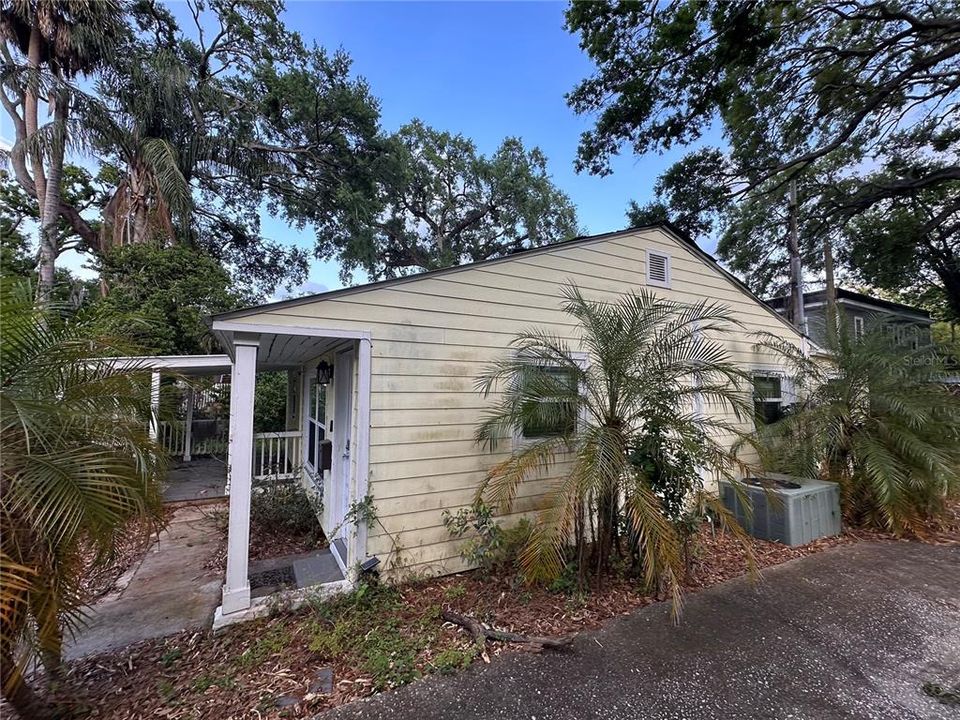 Active With Contract: $142,000 (2 beds, 1 baths, 837 Square Feet)