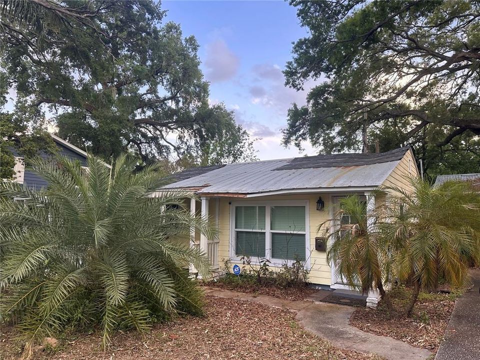Active With Contract: $142,000 (2 beds, 1 baths, 837 Square Feet)