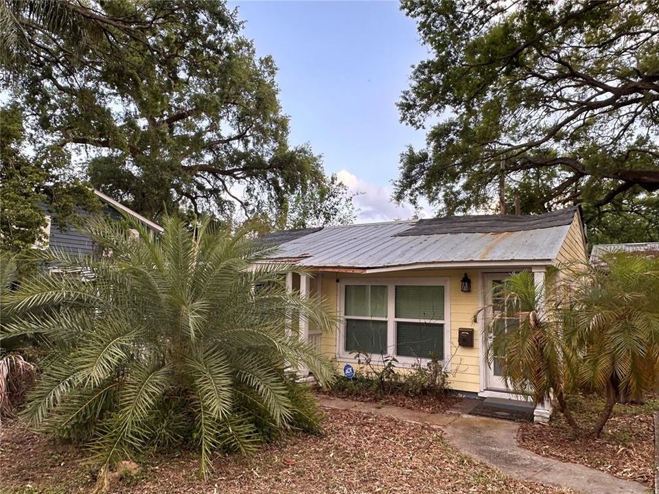 Active With Contract: $142,000 (2 beds, 1 baths, 837 Square Feet)