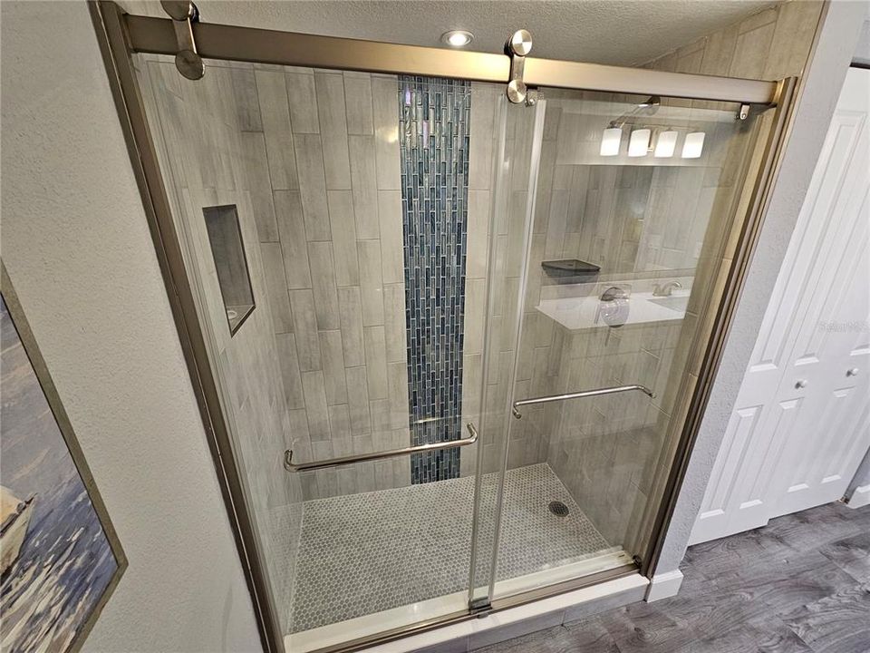 For Sale: $250,000 (1 beds, 1 baths, 1170 Square Feet)