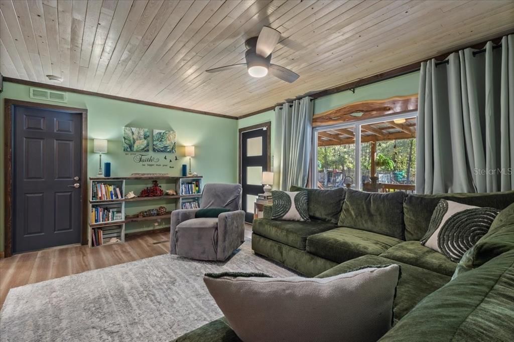 En Venta: $343,000 (3 camas, 2 baños, 936 Pies cuadrados)