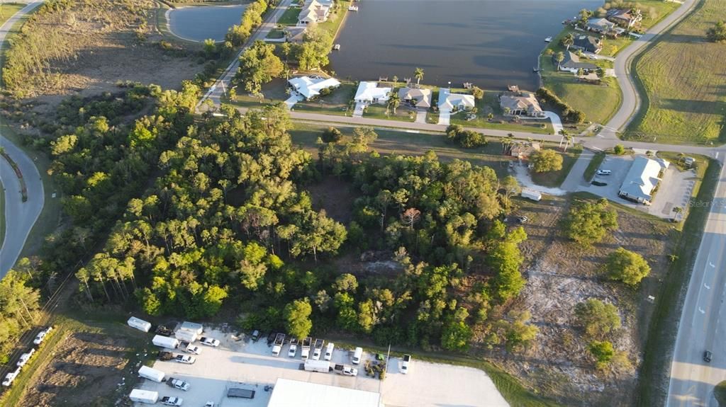 На продажу: $1,400,000 (4.82 acres)