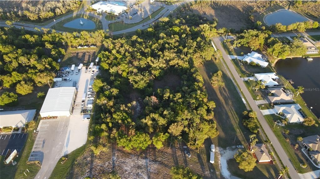 На продажу: $1,400,000 (4.82 acres)