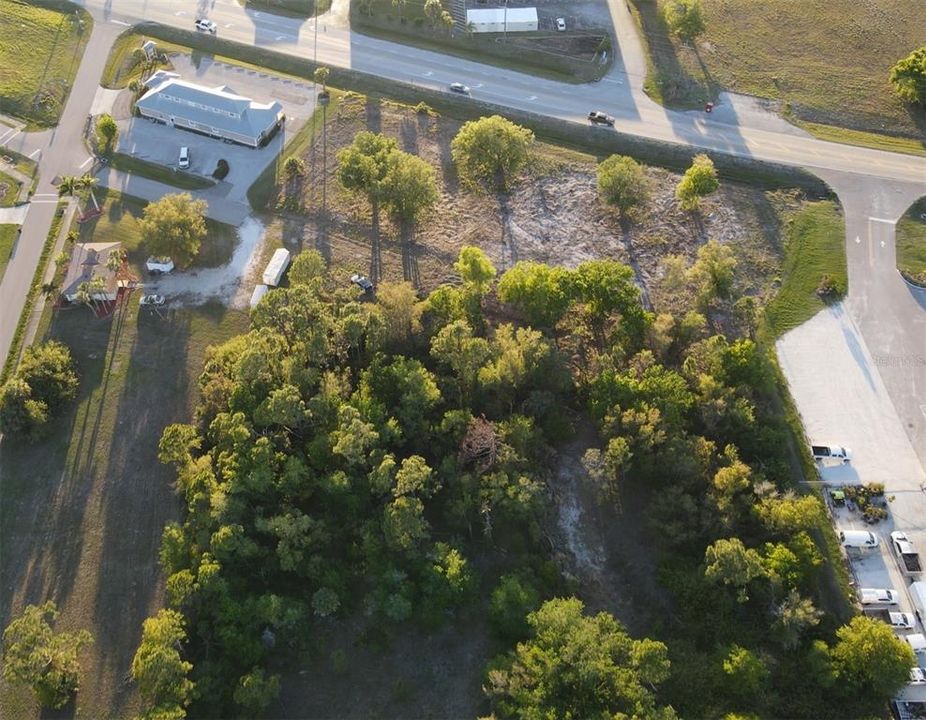 На продажу: $1,400,000 (4.82 acres)