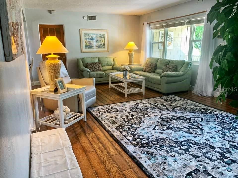 На продажу: $325,000 (4 спален, 2 ванн, 1712 Квадратных фут)