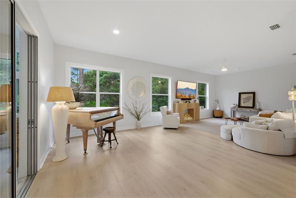 Active With Contract: $675,000 (5 beds, 3 baths, 2594 Square Feet)