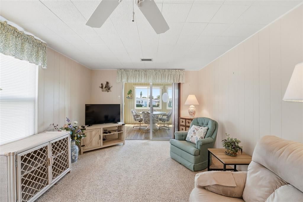 На продажу: $127,500 (2 спален, 2 ванн, 1055 Квадратных фут)