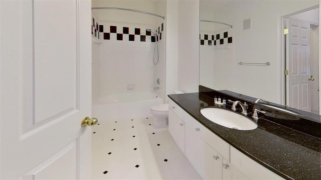 For Sale: $335,000 (1 beds, 1 baths, 830 Square Feet)