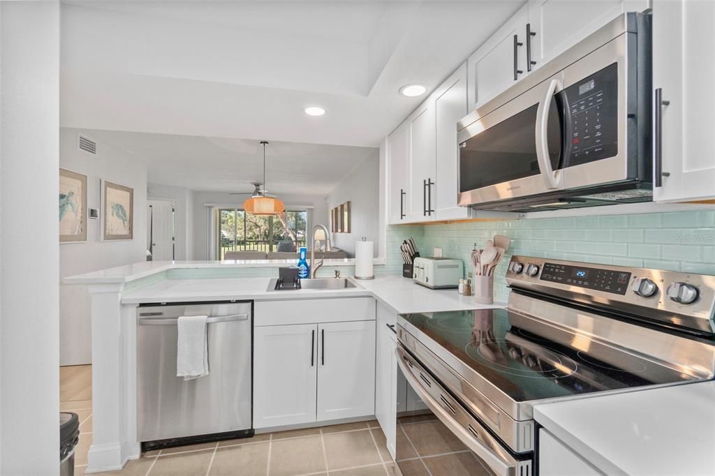 For Rent: $2,400 (2 beds, 2 baths, 1002 Square Feet)