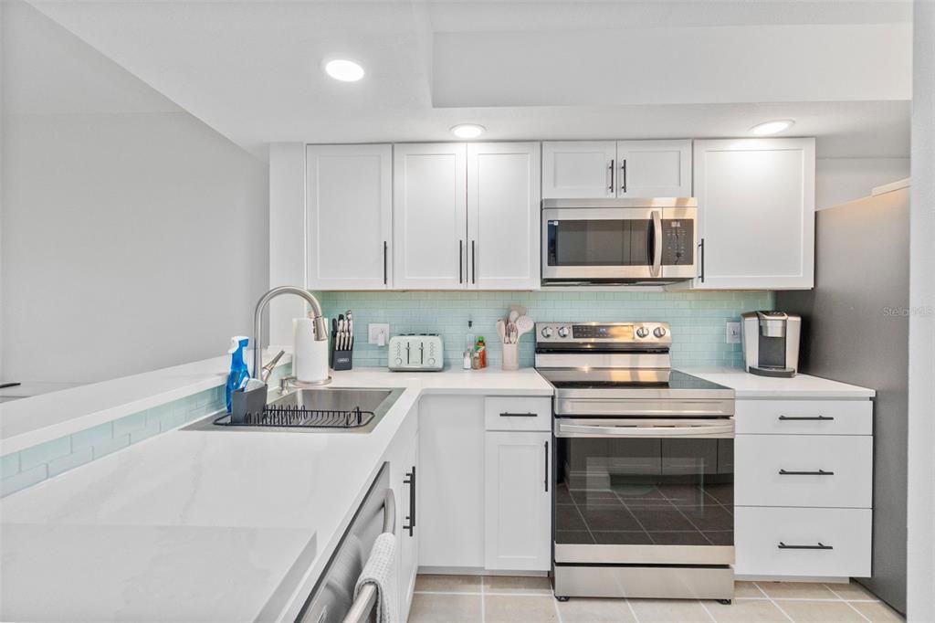 For Rent: $2,400 (2 beds, 2 baths, 1002 Square Feet)