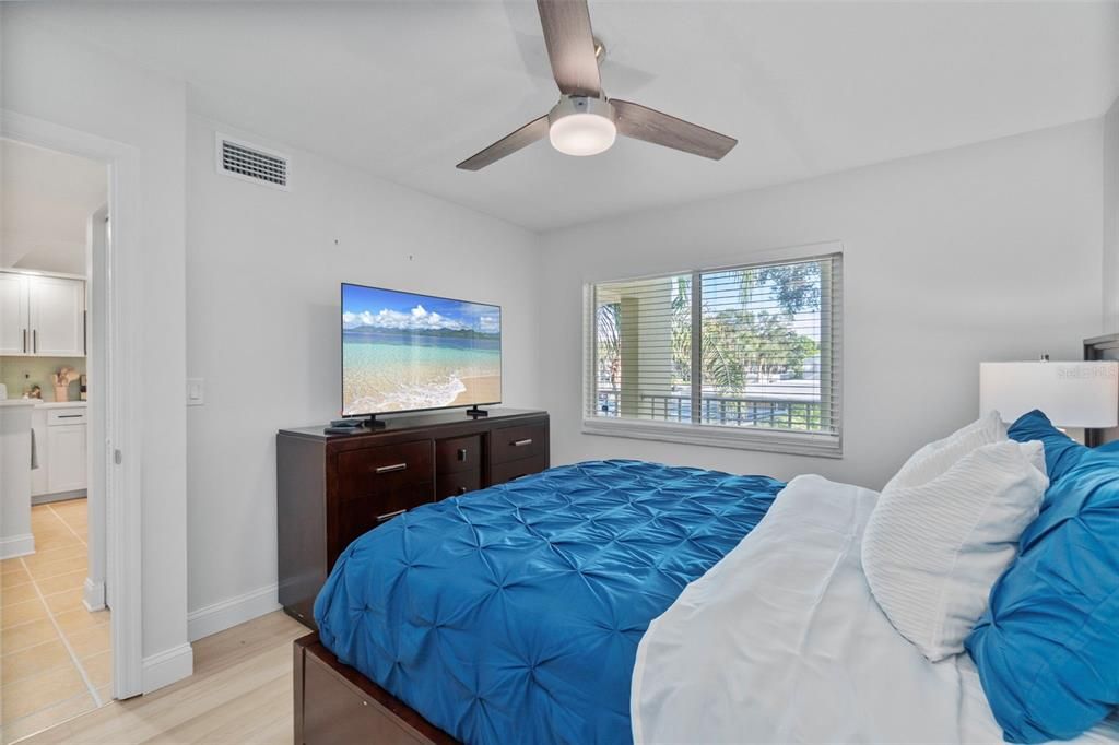 For Rent: $2,400 (2 beds, 2 baths, 1002 Square Feet)