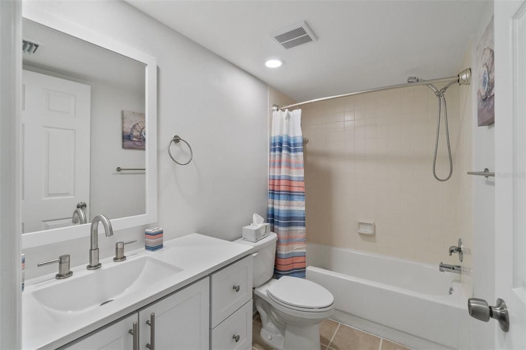 For Rent: $2,400 (2 beds, 2 baths, 1002 Square Feet)