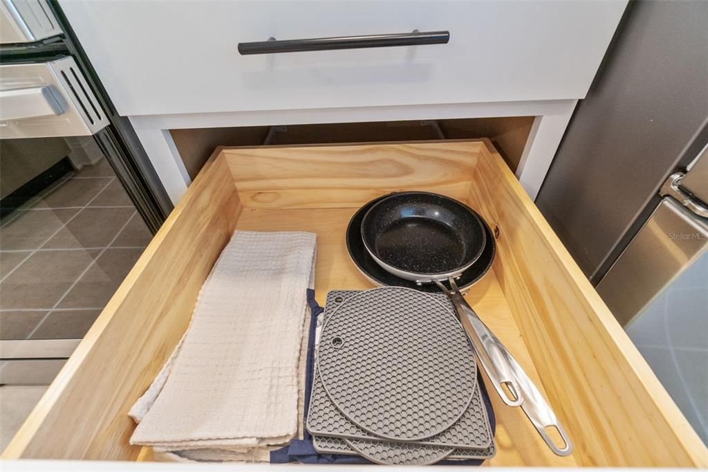 For Rent: $2,400 (2 beds, 2 baths, 1002 Square Feet)