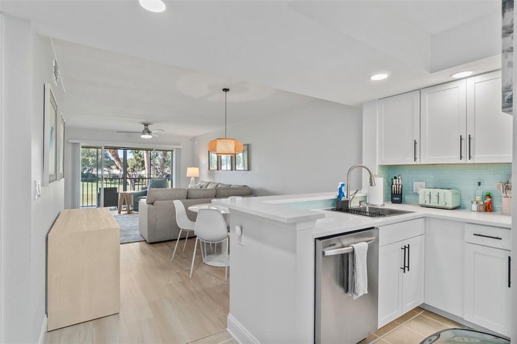 For Rent: $2,400 (2 beds, 2 baths, 1002 Square Feet)