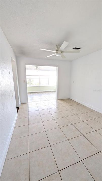 待售: $325,000 (2 贝兹, 1 浴室, 784 平方英尺)