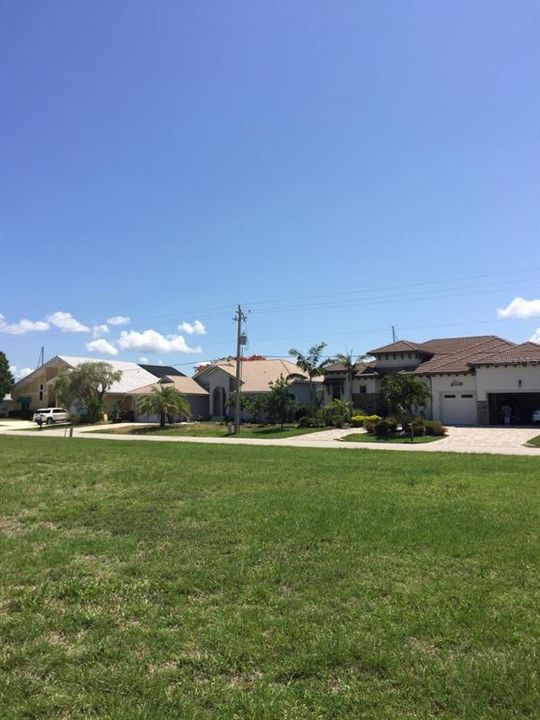 На продажу: $254,900 (0.22 acres)