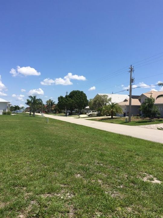 На продажу: $254,900 (0.22 acres)