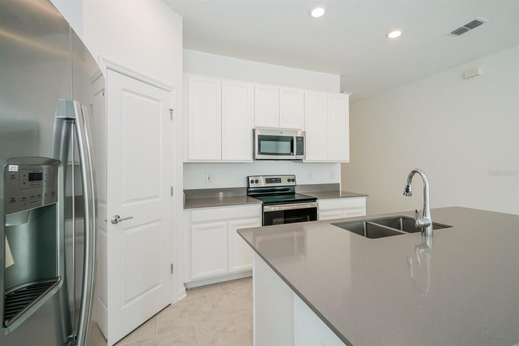 В аренду: $1,949 (3 спален, 2 ванн, 1560 Квадратных фут)