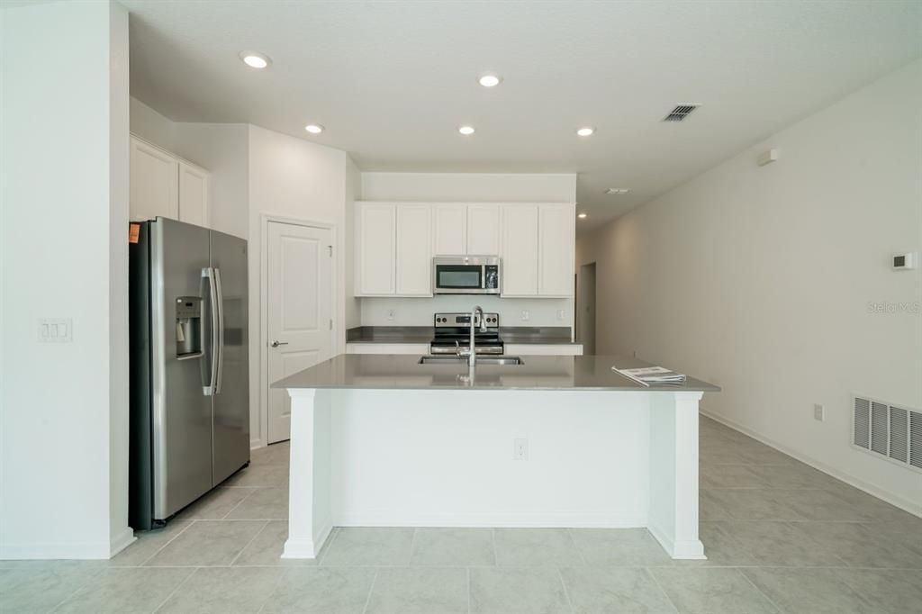 В аренду: $1,949 (3 спален, 2 ванн, 1560 Квадратных фут)