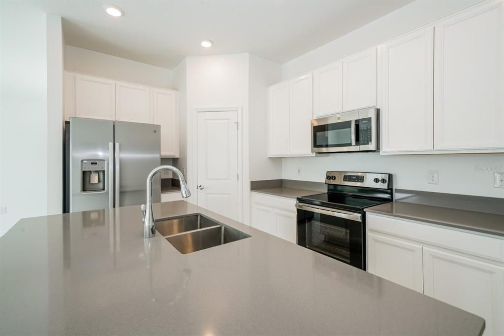 В аренду: $1,949 (3 спален, 2 ванн, 1560 Квадратных фут)