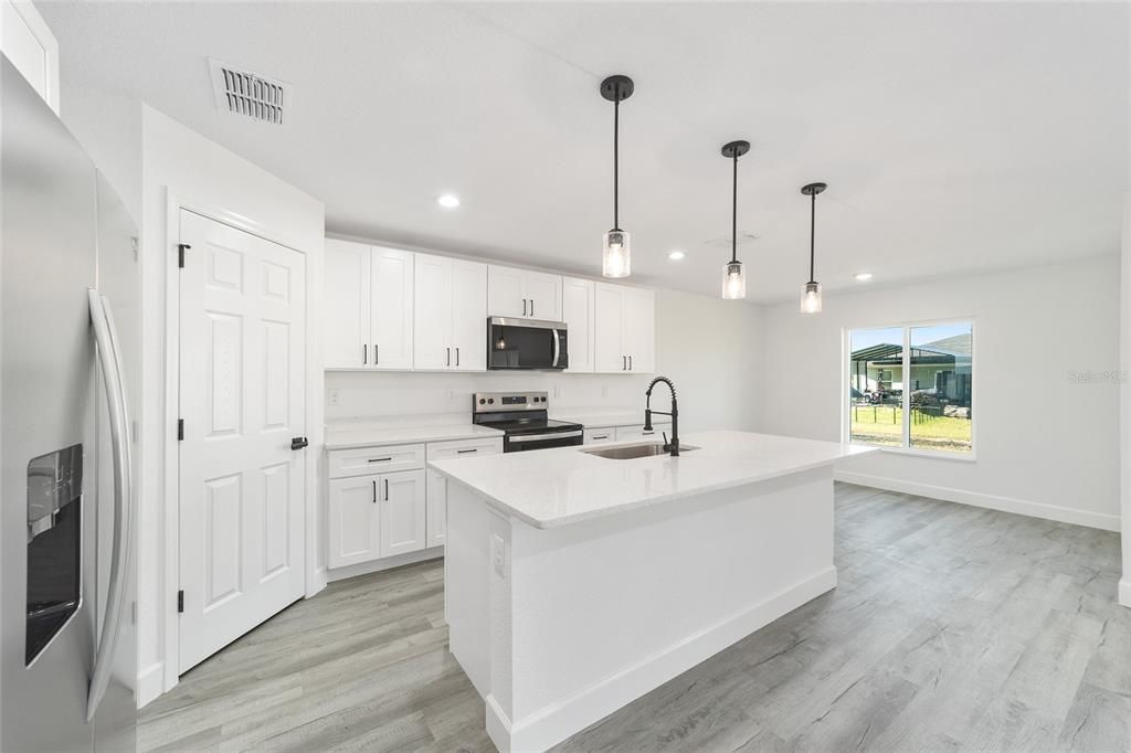 For Sale: $304,900 (4 beds, 2 baths, 1732 Square Feet)