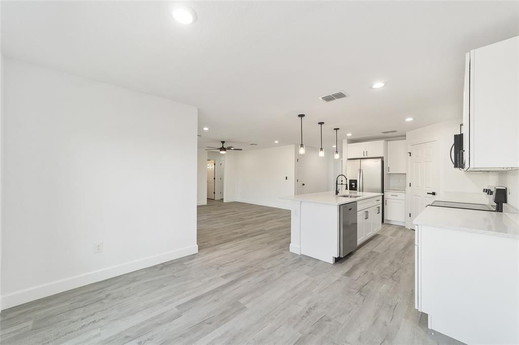 For Sale: $304,900 (4 beds, 2 baths, 1732 Square Feet)