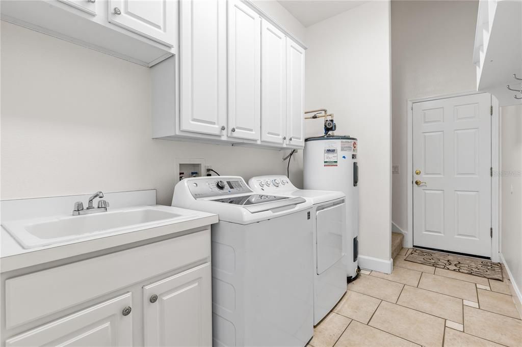 Active With Contract: $945,000 (5 beds, 4 baths, 3226 Square Feet)