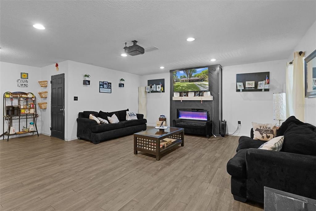 Active With Contract: $384,900 (4 beds, 2 baths, 2252 Square Feet)