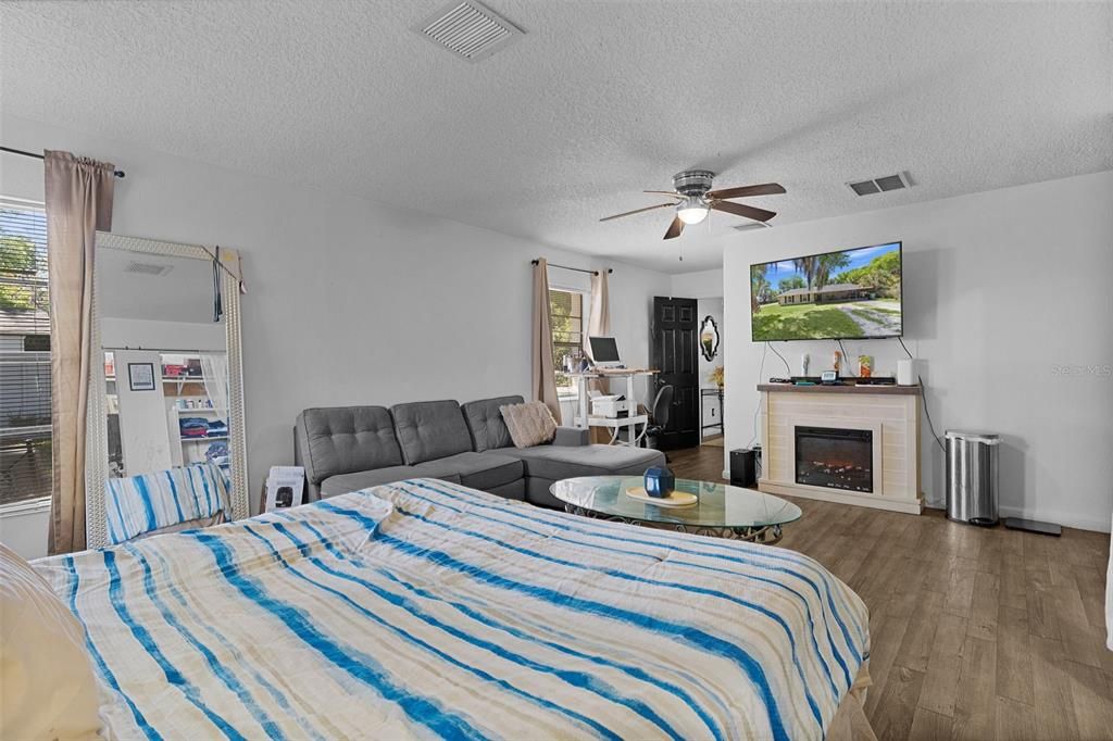 Active With Contract: $384,900 (4 beds, 2 baths, 2252 Square Feet)