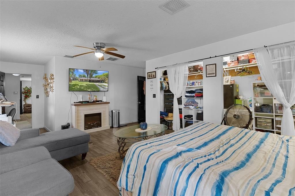 Active With Contract: $384,900 (4 beds, 2 baths, 2252 Square Feet)