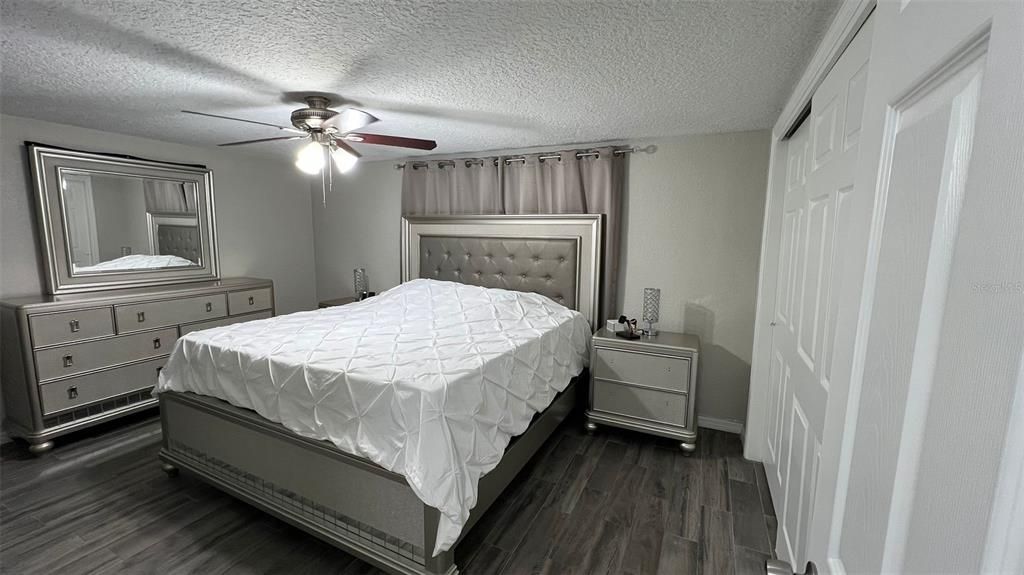 En Venta: $319,900 (4 camas, 2 baños, 1140 Pies cuadrados)