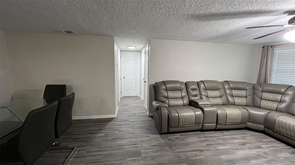En Venta: $319,900 (4 camas, 2 baños, 1140 Pies cuadrados)