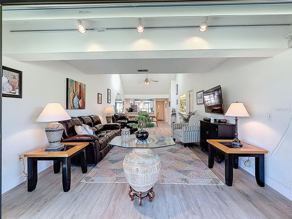 Activo con contrato: $215,000 (2 camas, 2 baños, 1162 Pies cuadrados)