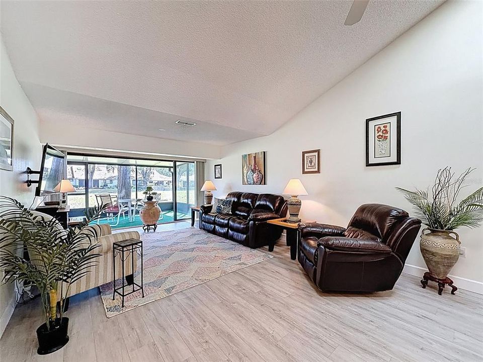 Activo con contrato: $215,000 (2 camas, 2 baños, 1162 Pies cuadrados)