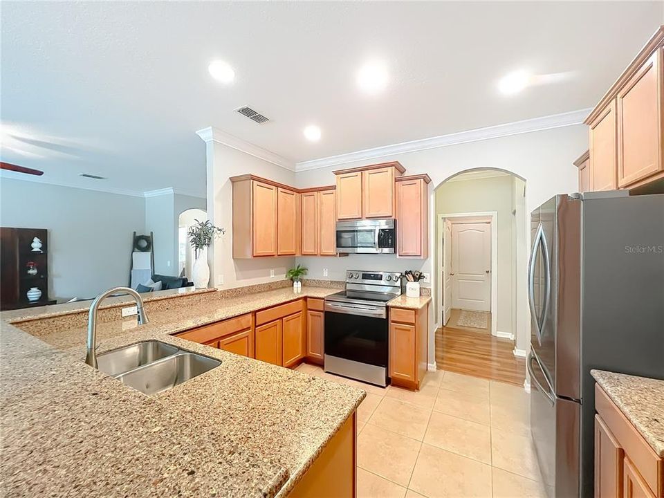 Activo con contrato: $444,900 (4 camas, 2 baños, 2192 Pies cuadrados)