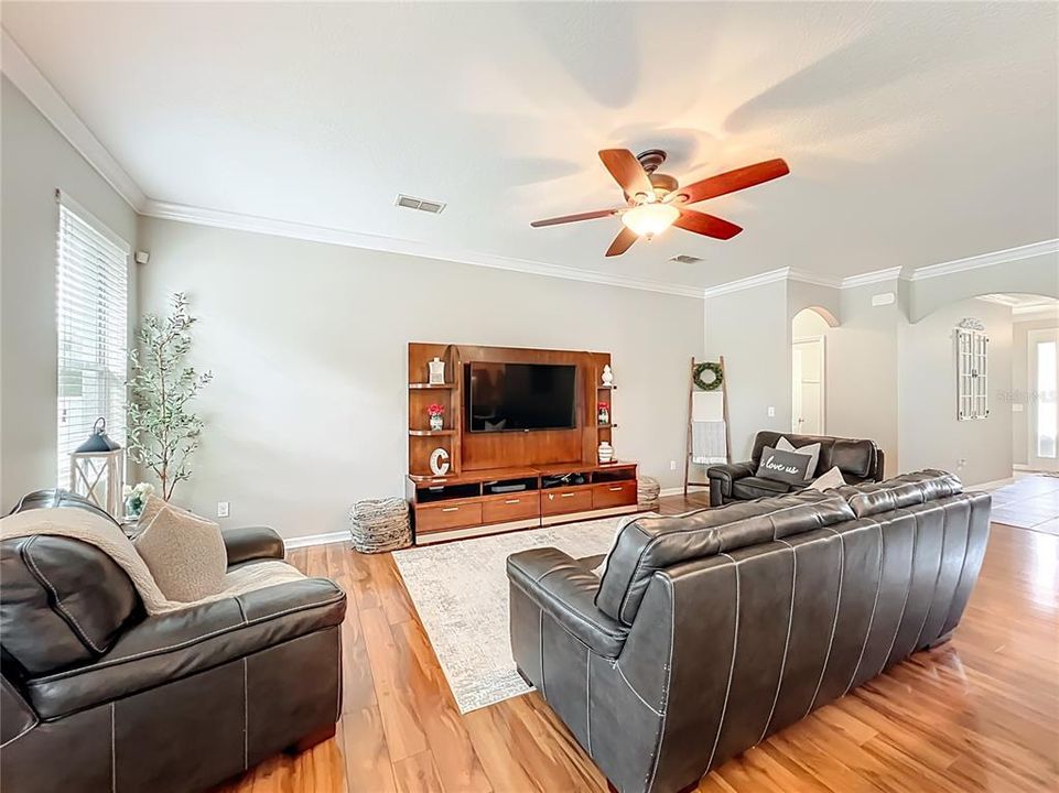 Activo con contrato: $444,900 (4 camas, 2 baños, 2192 Pies cuadrados)