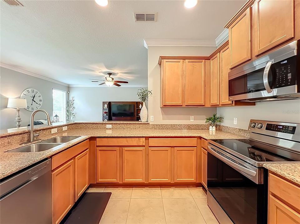 Activo con contrato: $444,900 (4 camas, 2 baños, 2192 Pies cuadrados)