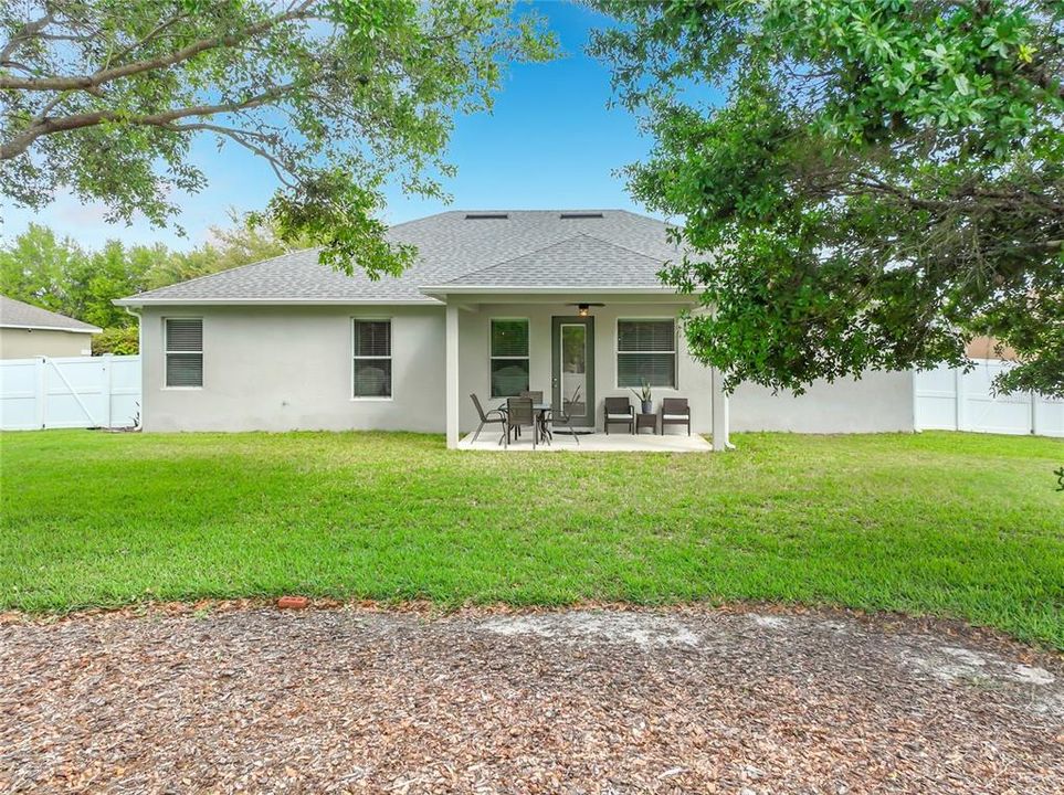Activo con contrato: $444,900 (4 camas, 2 baños, 2192 Pies cuadrados)