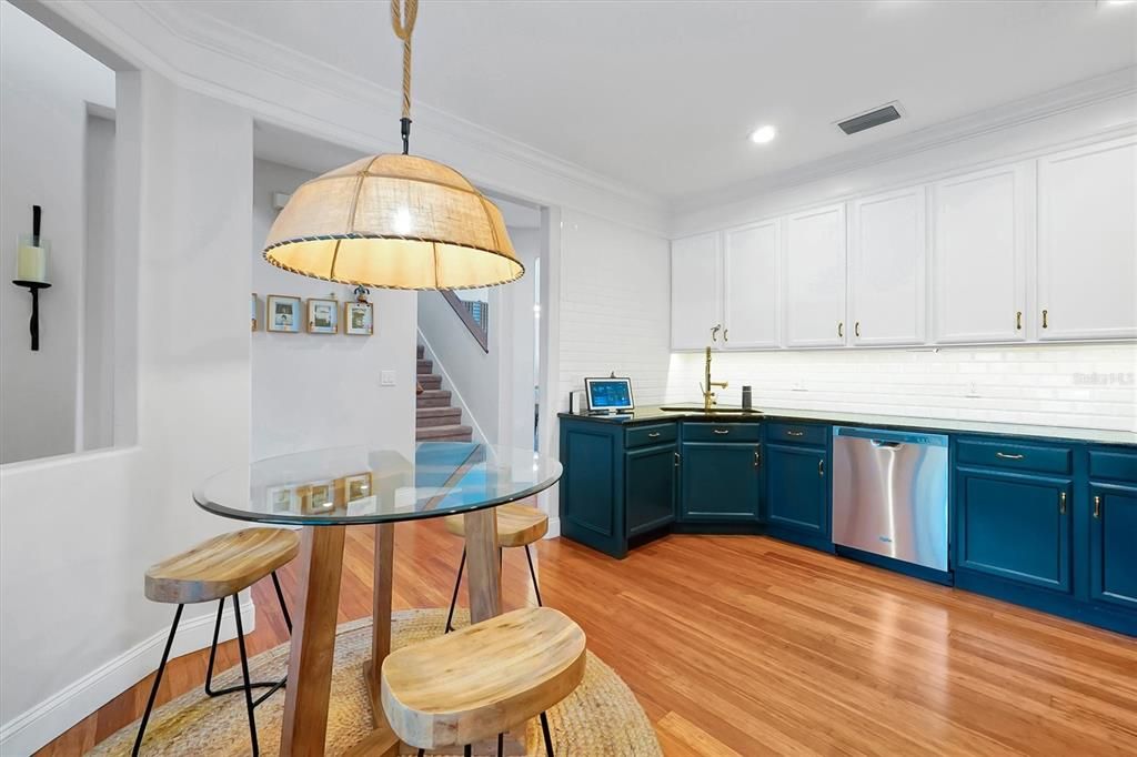 Под контрактом: $561,000 (3 спален, 2 ванн, 2244 Квадратных фут)