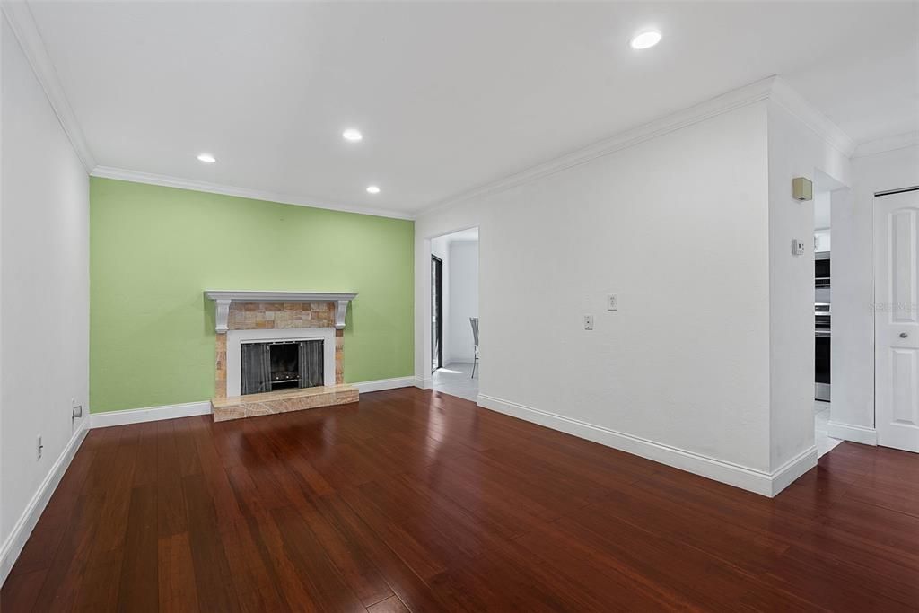 合同活跃: $169,000 (2 贝兹, 2 浴室, 950 平方英尺)