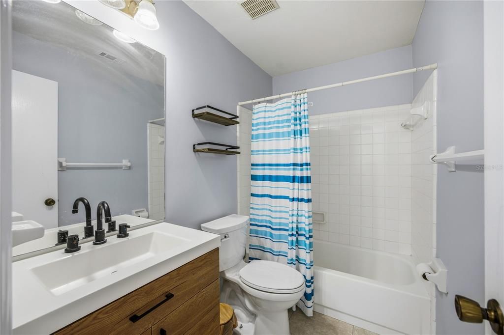 待售: $170,000 (2 贝兹, 2 浴室, 1070 平方英尺)