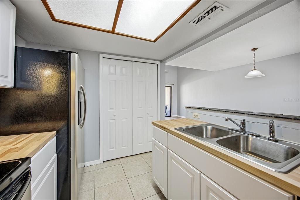 待售: $170,000 (2 贝兹, 2 浴室, 1070 平方英尺)